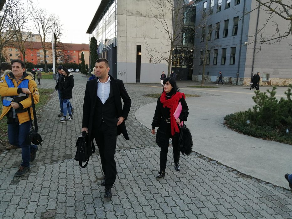 Fotografija: Cvetka Hojnik in njen odvetnik Dino Bauk ob prihodu na sestanek z ravnateljico 24. decembra lani. FOTO: Aleš Andlovič