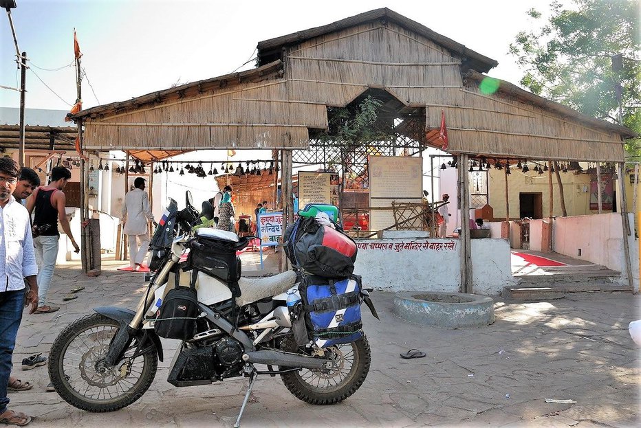 Fotografija: Om Bana – motociklistični tempelj severno od mesta Pali, spredaj Ivanov motor.