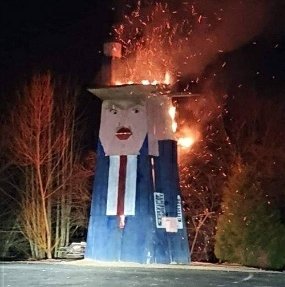 Leseni kip Donalda Trumpa v plemenih. FOTO: Občina Moravče