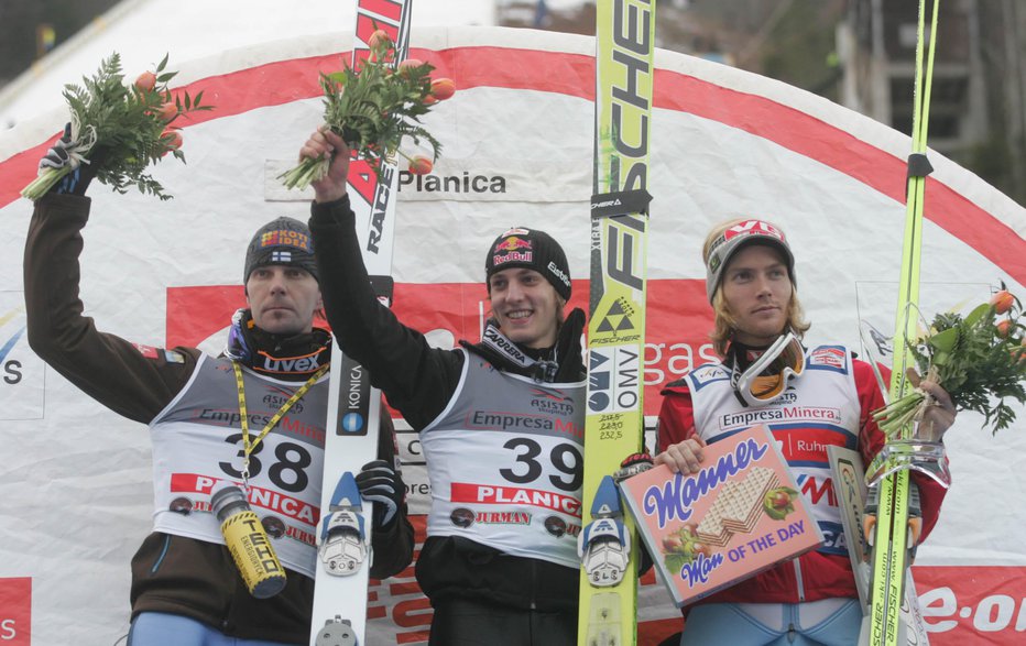 Fotografija: Finec Janne Ahonen (levo) in Norvežan Bjørn Einar Romøren (desno, na sredini je Avstrijec Gregor Schlierenzauer) sta bila velika tekmeca in ostala dobra prijatelja. FOTO: Tomi Lombar