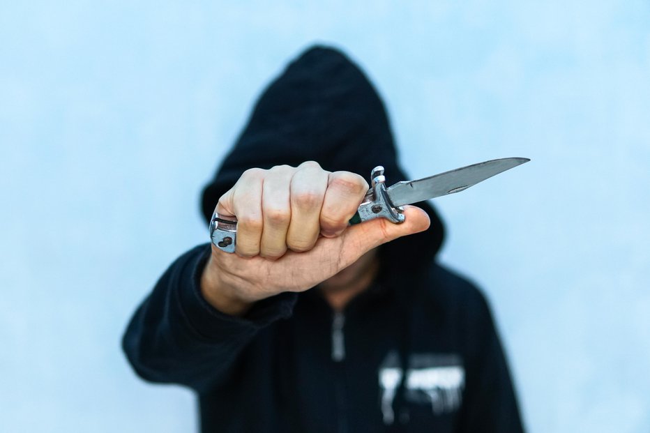 Fotografija: Roparja sta mu zagrozila z nožem (simbolična fotografija). FOTO: Getty Images, Istockphoto