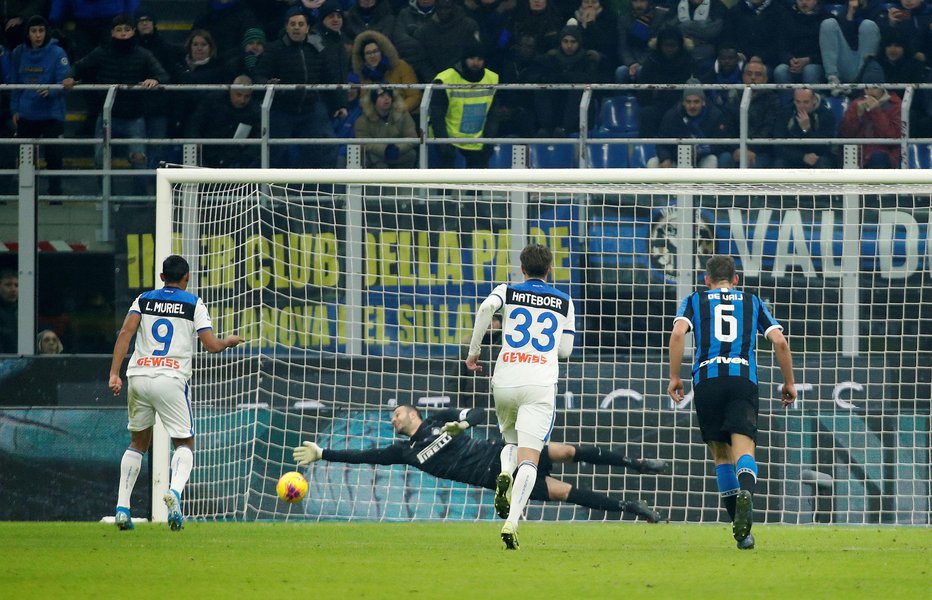 Fotografija: Takole je vratar Handanović v izdihljajih tekme med Interjem in Atalanto ustavil strel Luisa Muriela z bele točke. FOTO: Reuters