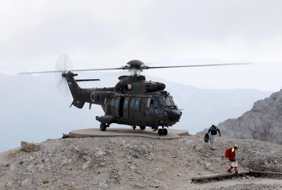 Fotografija: Helikopter je v dolino prepeljal mrtvega planinca. FOTO: S. N.