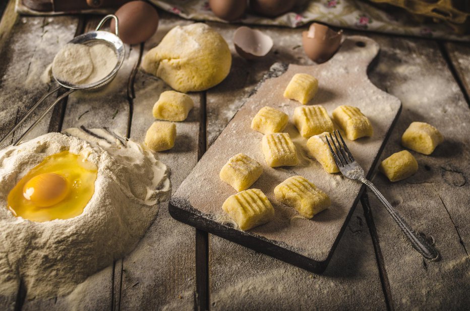 Fotografija: Krompirjevo testo pripravimo iz kuhnega krompirja, jajc in po želji številnih dodatkov. FOTOGRAFIJI: Guliver/Getty Images