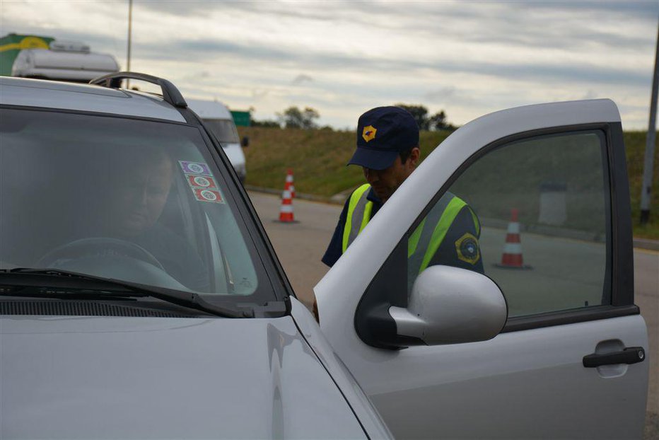 Fotografija: Voznik, ki med vožnjo uporablja telefon, ima krajši reakcijski čas, počasneje zaznava in se odziva na prometno signalizacijo. FOTO: Oste Bakal, Delo
