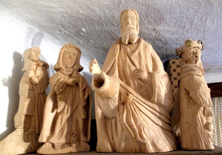 Fotografija: Nekaj figuric, izdelanih iz lipovega lesa, ima razstavljenih v kmečki hiši. FOTO: Janez Kuhar