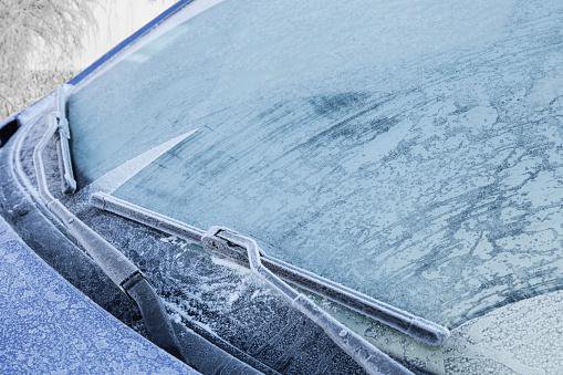 Fotografija: Vzeti si morate nekaj minut, da vaš avto v zimskih dneh ne bo nevaren za vas in za druge udeležence v prometu. FOTO: Getty Images