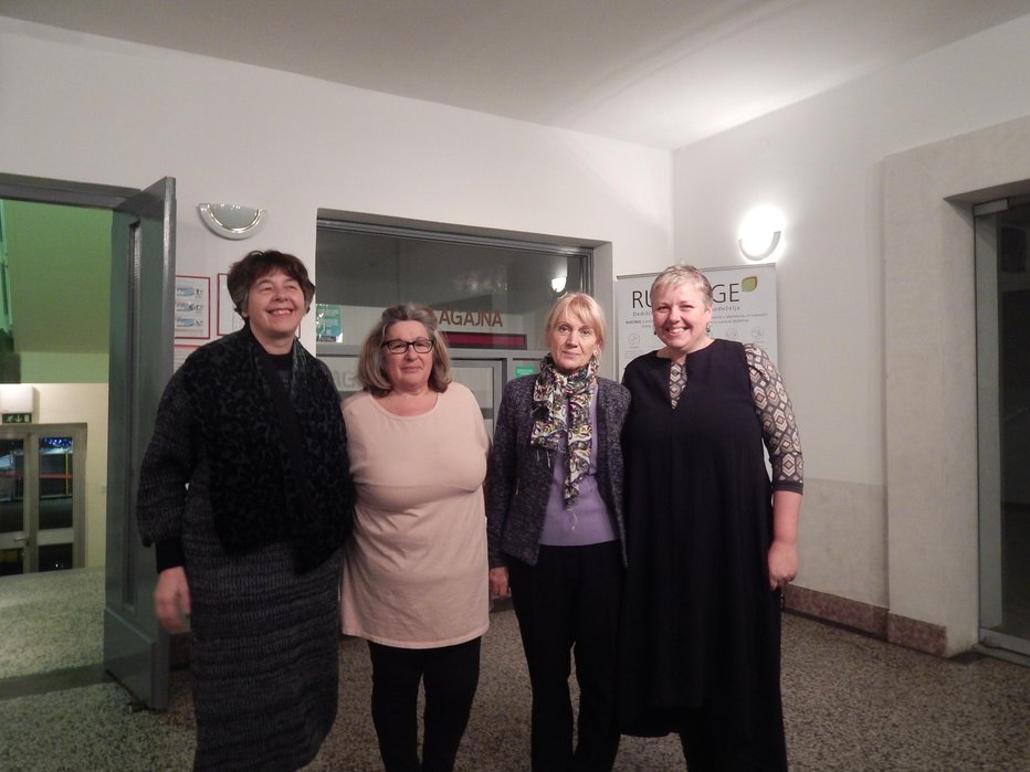 Fotografija: V ospredju odprtja razstave so bile (z leve): Manja Dolinšek, Dana Štrucelj, Anka Krašna in Saša Bezjak. FOTO: Oste Bakal