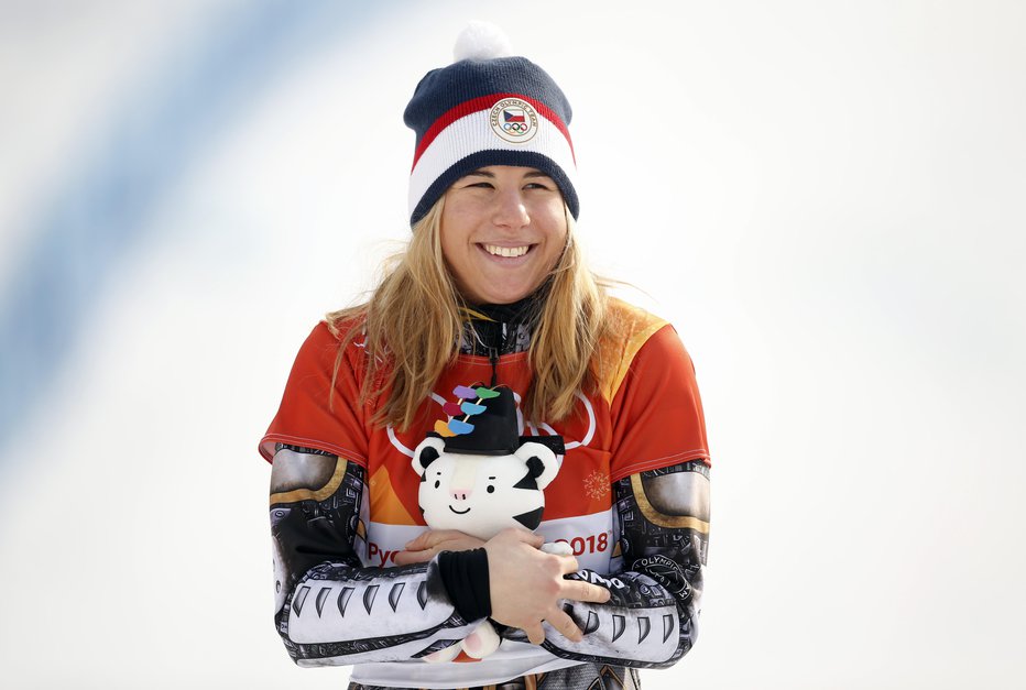 Fotografija: Ester Ledecka je športni fenomen, na olimpijskih igrah v Pjongčangu 2018 je osvojila zlato v dveh športih: alpskem smučanju in deskanju na snegu. FOTO: Matej Družnik