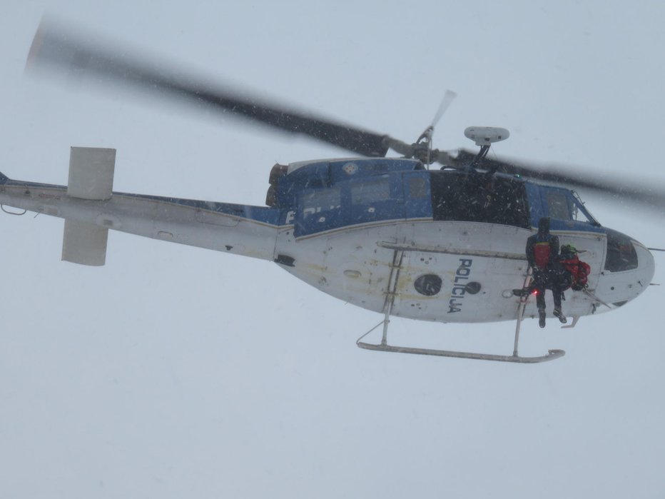 Fotografija: Helikopter ga je odpeljal v bolnišnico. FOTO: Blaž Račič