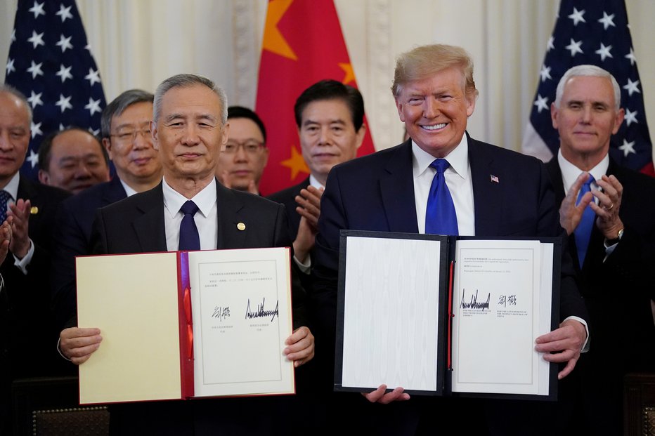 Fotografija: Ameriški predsednik Donald Trump (desno) in podpredsednik kitajske vlade Liu He. FOTO: Reuters