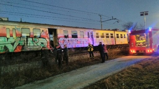 Fotografija: Vlak je zagorel pred vstopom na postajo Lesce. FOTO: Boštjan Fon