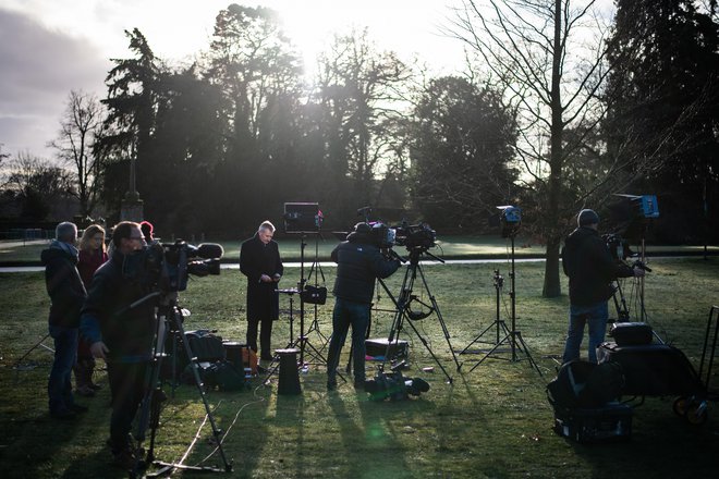 Predstavniki britanskih medijev so včeraj ves dan nestrpno čakali kakšno novico o poteku pogovorov pri kraljici. FOTO: Guliver/getty Images