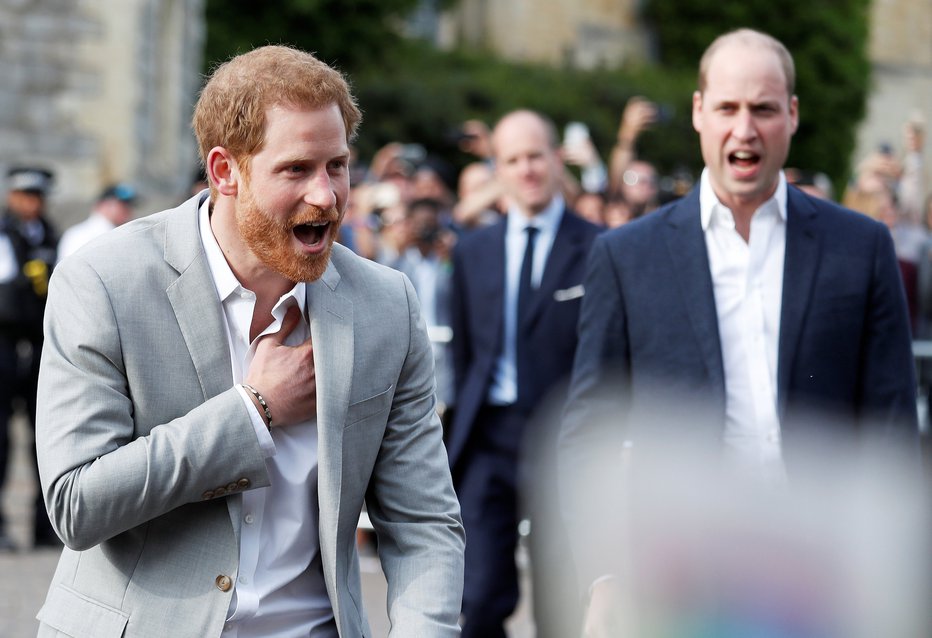 Fotografija: V javnosti je bilo videti, kot da sta William in Harry nerazdružljiva (da sta brata in se imata rada tudi sedaj poudarjata oba), v resnici pa je njun odnos zelo napet. FOTO: Reuters