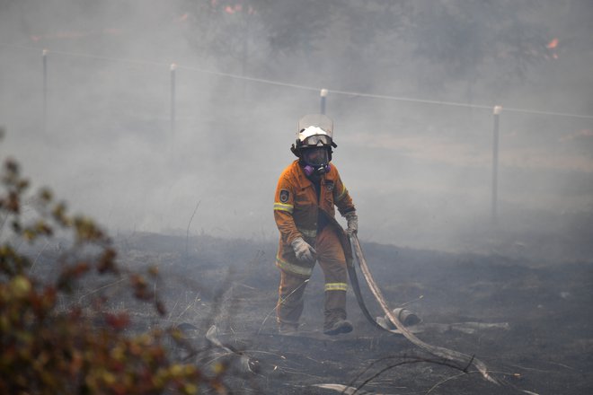 Požari ogrožajo tudi prebivalce predmestja prestolnice Canberra. FOTO: Reuters