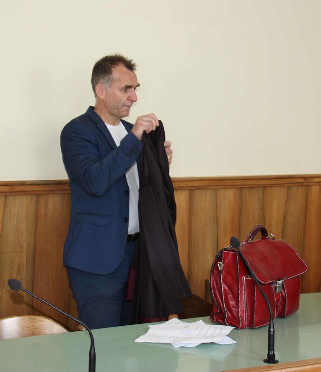Odvetnik Dušan Medved je dejal, da si je Jelić sposodil denar za prijatelja, potem pa ni mogel plačevati svojih dolgov.