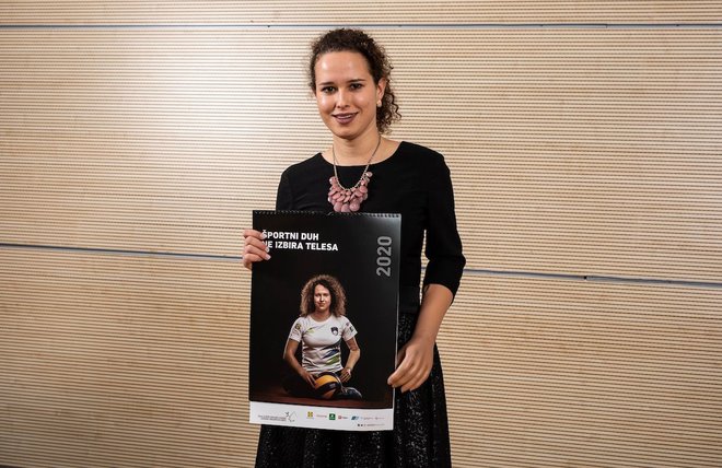 Odbojkarica Lena Gabršček je upravičeno ponosna na koledar, ki ga je pripravila zveza. FOTO: Sportida