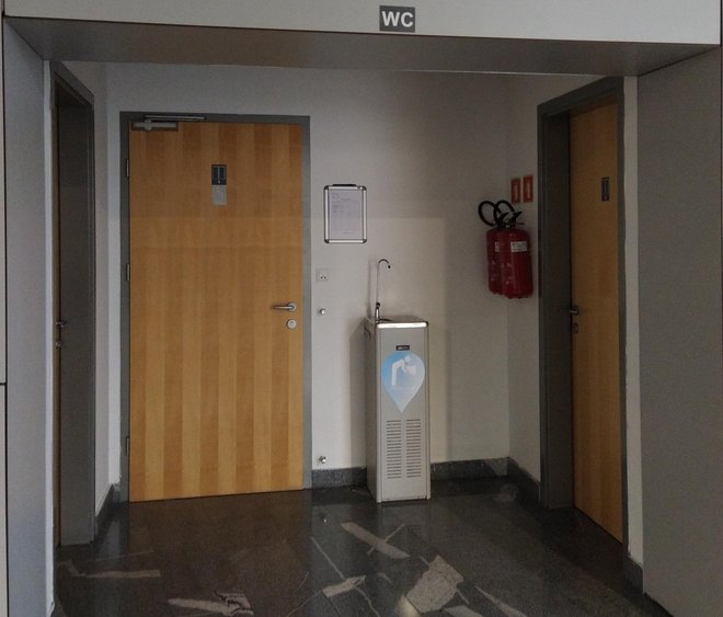 Toaletni prostori so razdeljeni po številkah in ne po spolu. FOTO: študentka Katja