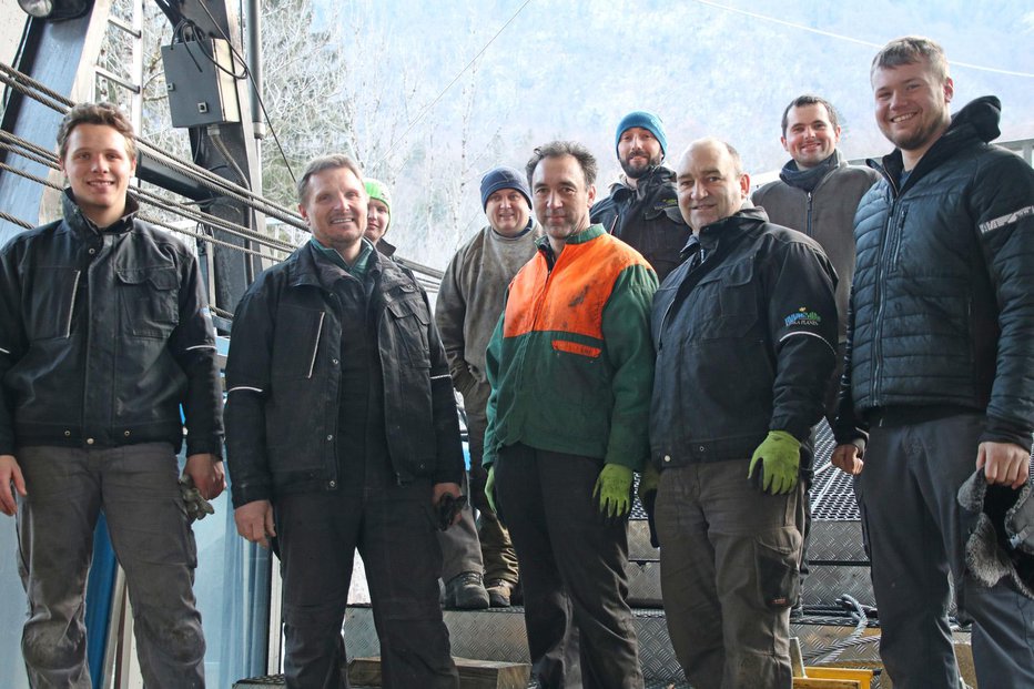 Fotografija: Ekipa, ki sodeluje pri menjavi vrvi. FOTO: Občina Kamnik