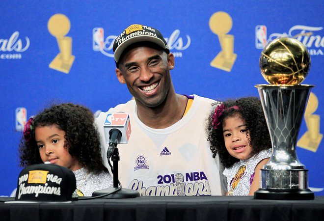 Gianna in njena starejša sestra Natalia sta bili prisotni, ko je njun oče leta 2010 še zadnjič osvojil naslov prvaka lige NBA. FOTO: Reuters