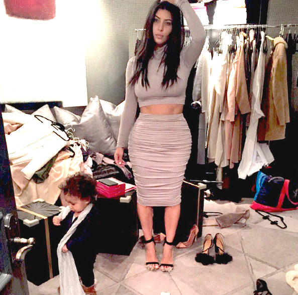 Fotografija: Da Kim Kardashian ne pospravlja za sabo, ni presenečenje.