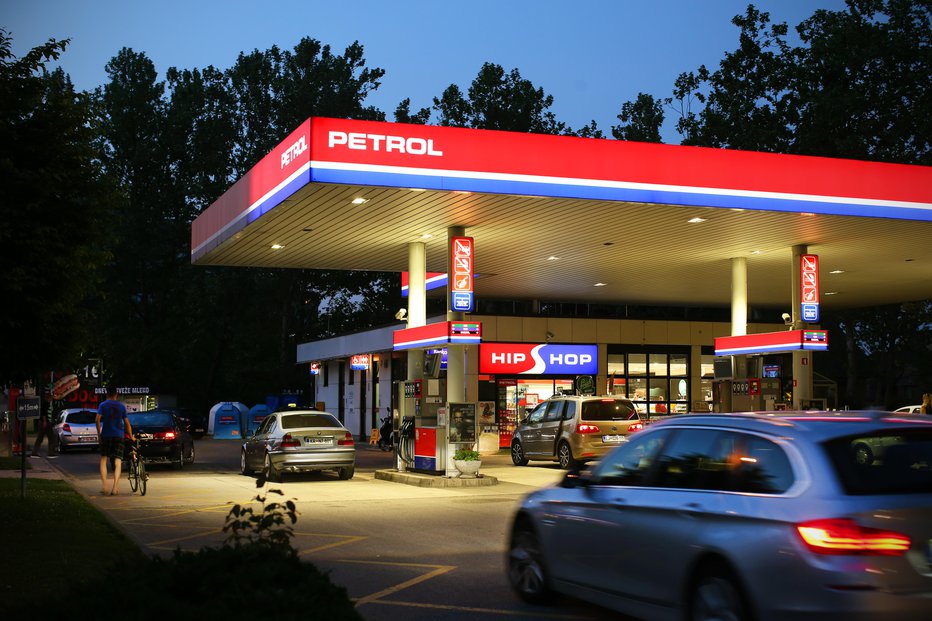 Fotografija: Opolnoči se bodo cene pogonskih goriv spremenile. FOTO: Jure Eržen, Delo