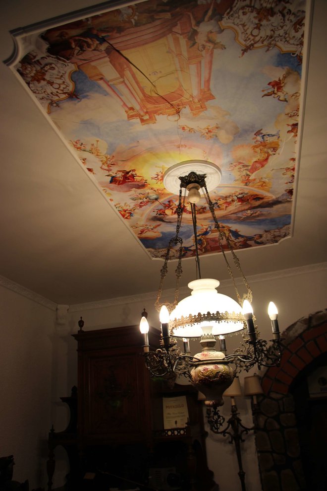 Strop v sobi krasi freska. FOTO: Tanja Jakše Gazvoda