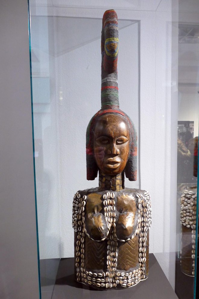 Kip boginje je okrašen s polži kavriji, simbolom plodnosti.
