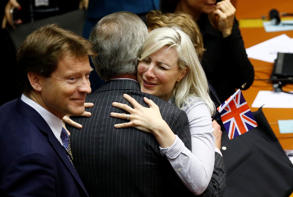 Fotografija: Britanci so se poslovili od Evropskega parlamenta in EU. FOTO: Francois Lenoir, Reuters