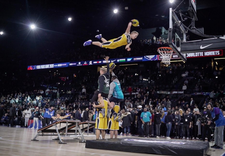 Fotografija: Na tekmi zvezdnikov NBA v Parizu so bile vse oči uprte v naše akrobate. FOTO: DUNKING DEVILS