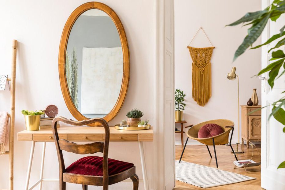 Fotografija: Lepotilna mizica v skandinavskem slogu: kombinacija lesa in kovinskih nogic, nepogrešljivo ogledalo z lesenim okvirjem in oblazinjen stol. FOTO: Shutterstock