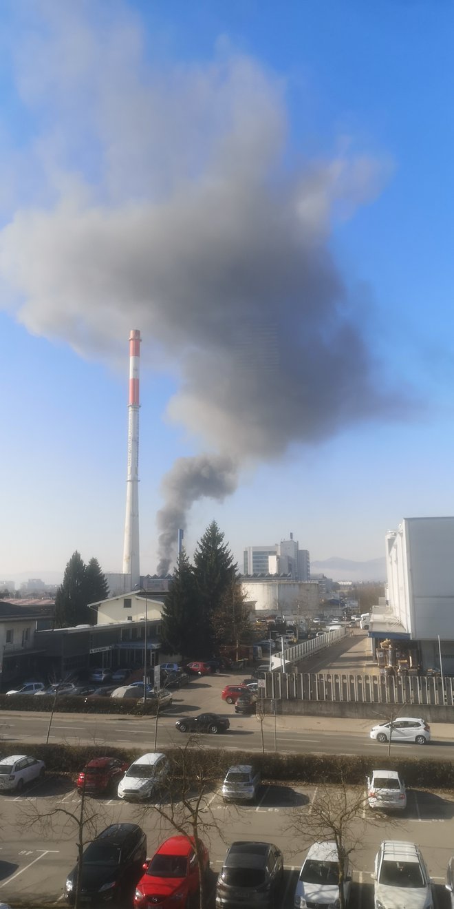 Iz pisarne ob Dunajski se vidi gost črn dim. FOTO: bralec Tim