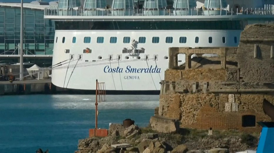 Fotografija: Ladja Costa Smeralda je zasidrana v pristanišču Civitavecchia. FOTO: Reuters