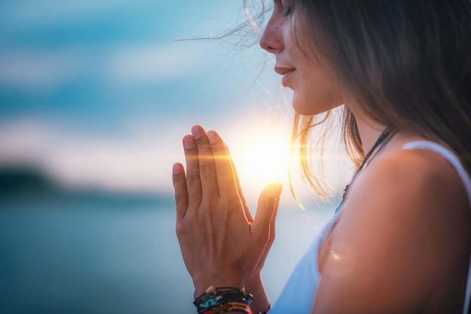 Fotografija: Ko molimo za nekoga, se energijsko povežemo z njim. FOTO: Guliver/Getty Images