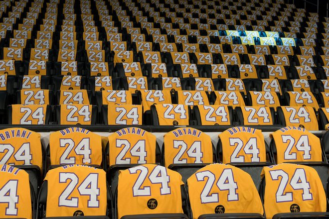 V Staples Centru, kjer je Kobe v dresu Los Angeles Lakersov navduševal ljubitelje košarke, so sedeže označili s številko 24, ki jo je nosil. FOTO: Reuters