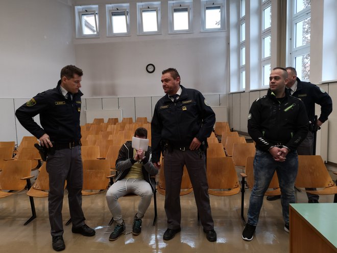 Denis Mihalič (ki se skriva) je bil po priznanju krivde obsojen na 14 let in devet mesecev zapora, Aleksander Levec na devet let in deset mesecev zapora. Foto: Mojca Marot