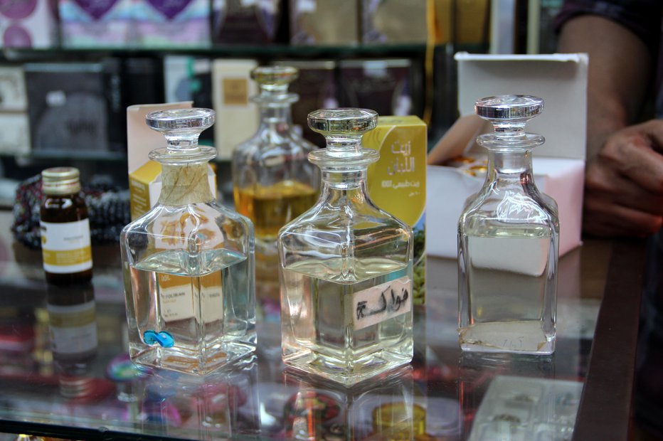 Fotografija: Miha na uvožene parfume iz Velike Britanije (še) ne bo plačal dodatno, veljajo pa sicer, da ob nakupu parfumov iz tujine ne velja oprostitev plačila dajatev. FOTO: Manca Ogrin