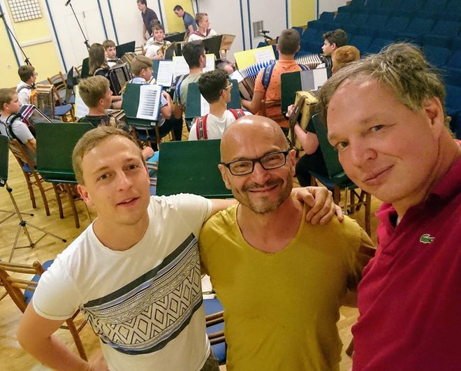Zoran Lupinc v družbi še dveh odličnih harmonikarjev, profesorja Dejana Kušerja (levo) in Vikija Ašiča (desno)