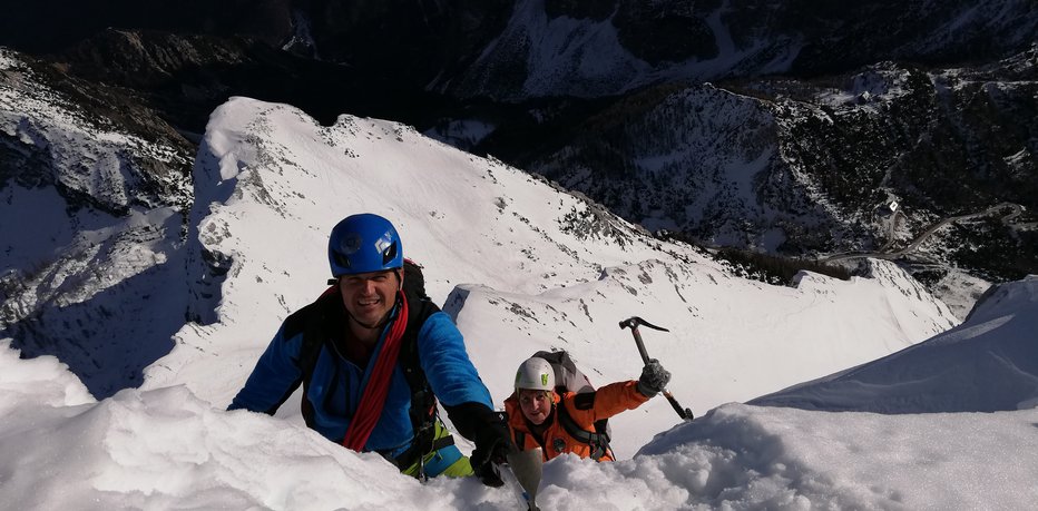 Fotografija: Klemen Gričar je Tonko za rojstni dan popeljal na alpinistični vzpon. FOTO: Iva Kastela