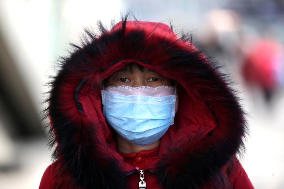 Fotografija: V Pekingu se prebivalci ščitijo z maskami. FOTO: Reuters