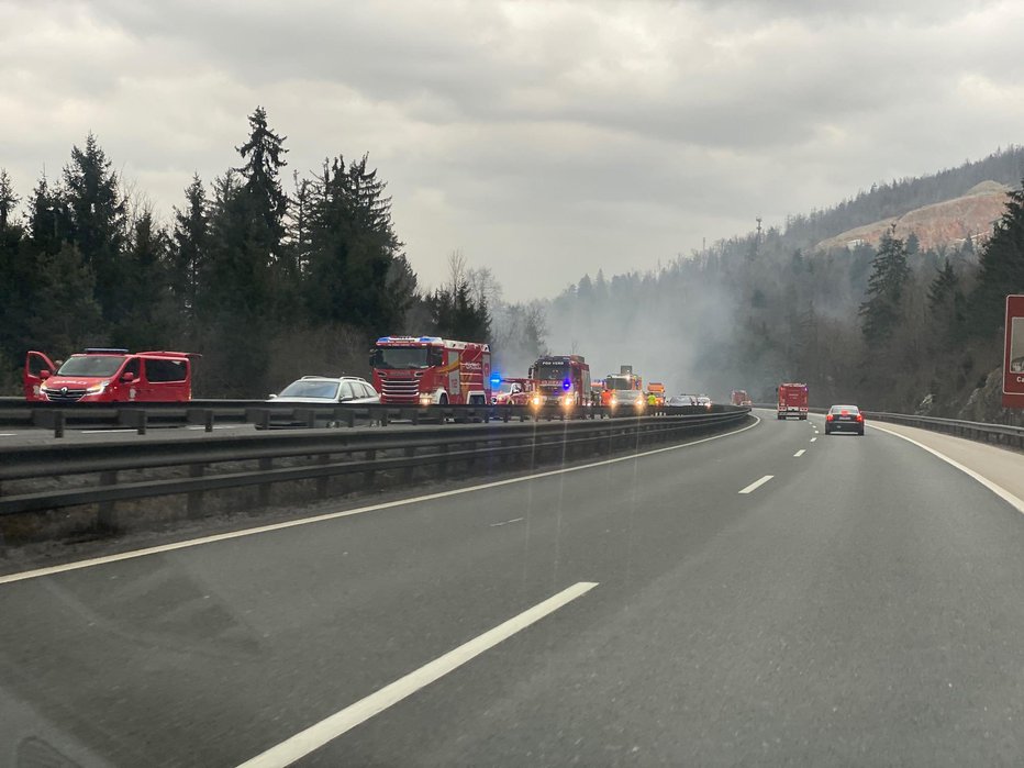 Fotografija: Na primorski avtocesti gori, posredujejo pa gasilci. FOTO: Vid, bralec poročevalec