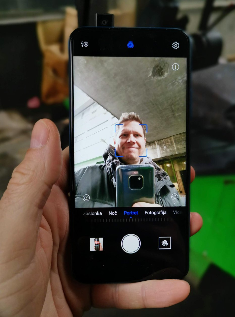 Fotografija: Izskočna kamera se dobro obnese pri selfiejih, ko enkrat najdemo pravo razdaljo od obraza.