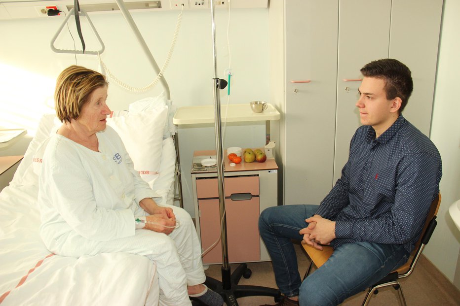 Fotografija: Prostovoljec Ivan Petrovič v klepetu z bolnico Marijo Potočar FOTOGRAFIJE: Tanja Jakše Gazvoda