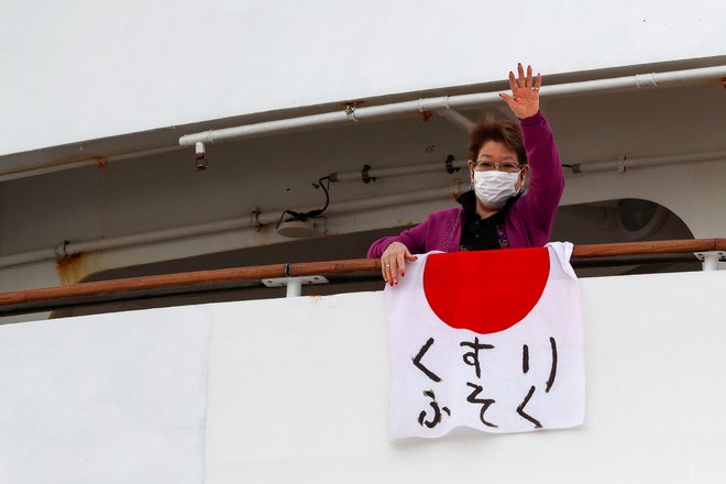 Potnica je izobesila japonsko zastavo, dopisala pa, da jim primanjkuje zdravil. FOTO: Reuters