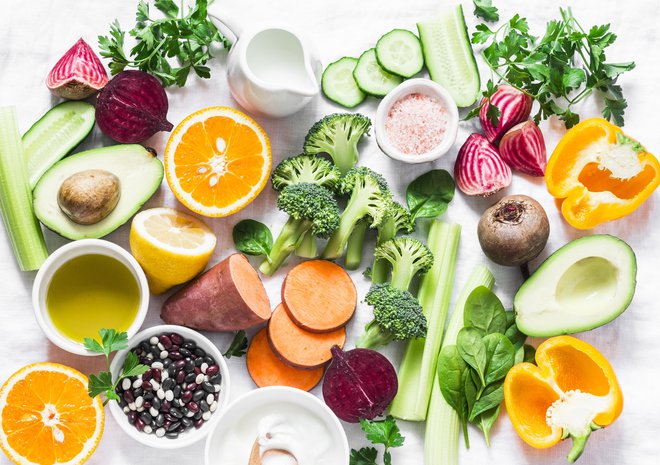 Zadostne količine vitamina C telesu zagotavljamo z ustreznimi živili.