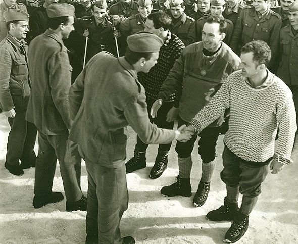 Naveza iz Čopa na obisku v vojašnici na Rudnem polju, ki je bila v času njihovega vzpona v stanju pripravljenosti. FOTO: osebni arhiv