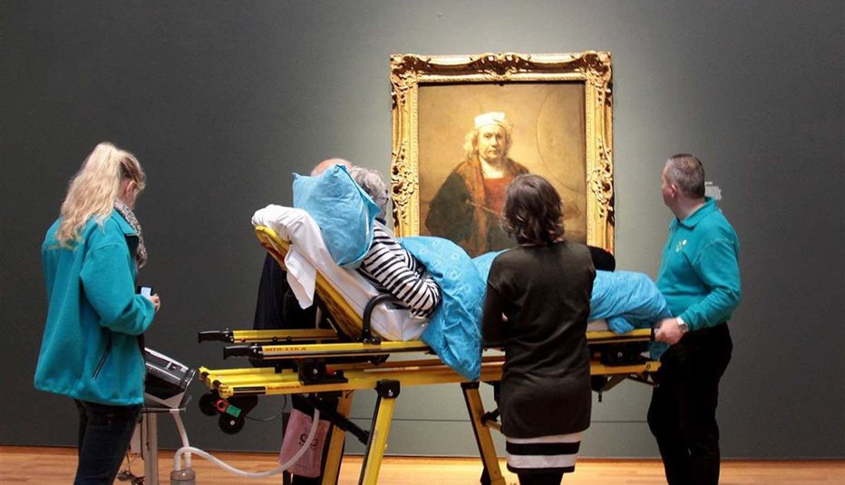 Fotografija: Ogled Rembrandtovih del je nekoga nadvse osrečil. FOTO: Twitter