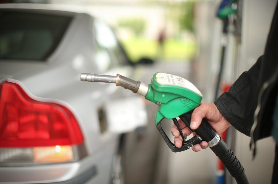 Fotografija: Točenje goriva na bencinskem servisu. FOTO: Jure Eržen, Delo