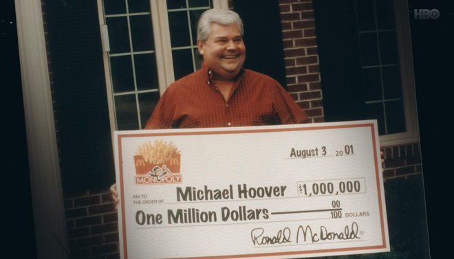 Lažni nagrajenec Michael Hoover s čekom za milijon dolarjev FOTOGRAFIJI: HBO
