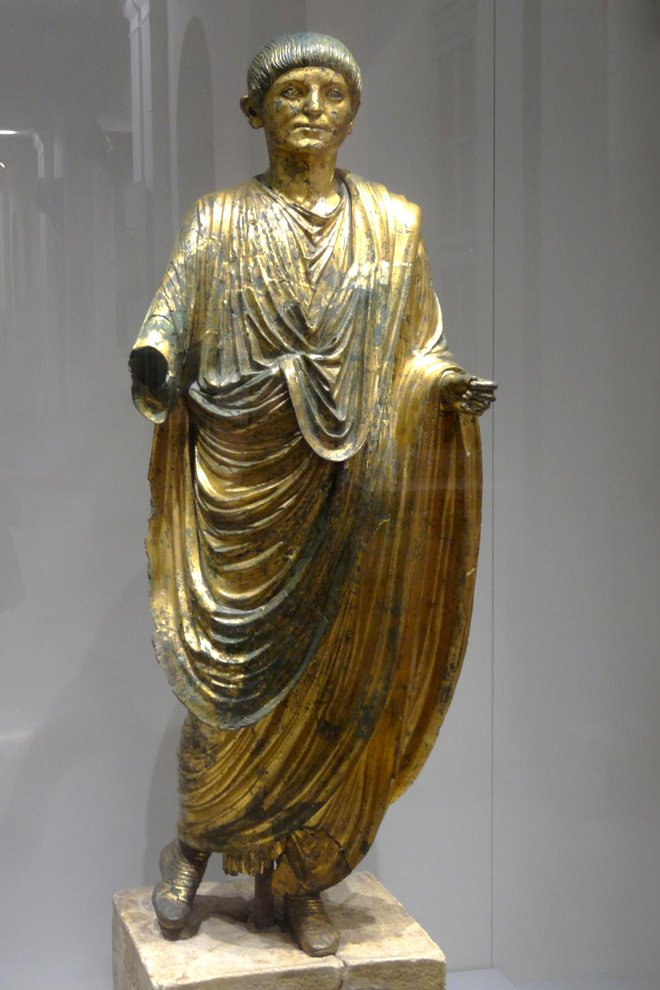 Pozlačeni bronasti kip Emonca iz prve tretjine drugega stoletja FOTO: Primož Hieng